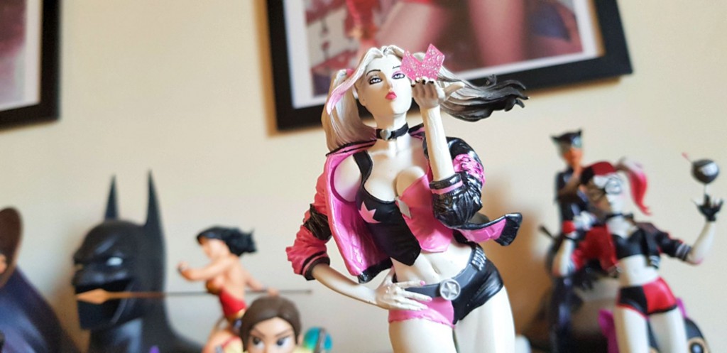 Review: Esttua Harley Quinn Pink, White and Black Valentine Variant by Stanley “ARTGERM” Lau 1:10 da DC Collectibles