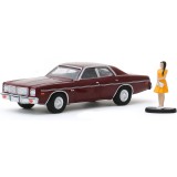 CARRO GREENLIGHT THE HOBBY SHOP - DODGE CORONET WITH WOMAN IN DRESS 1976 - ESCALA 1/64 (97080-C)