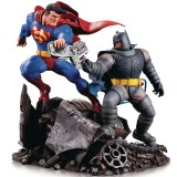 ESTTUA DC COLLECTIBLES MINI STATUE THE DARK KNIGHT RETURNS - BATMAN VS. SUPERMAN 58147