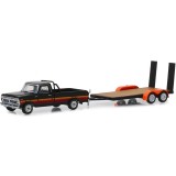 CARRO GREENLIGHT HITCH & TOW - FORD F-100 AND FREE WHEELING STRIPES & FLATBED TRAILER - ESCALA 1/64 (32170-B)