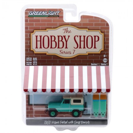 Carro Greenlight The Hobby Shop - Nissan Patrol With Surf Boards 1969 - Escala 1/64 (97070-c)