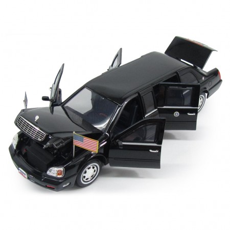 Carro Lucky Cadillac Limousine Deville Presidential 2001 Escala 1/24 - Preto
