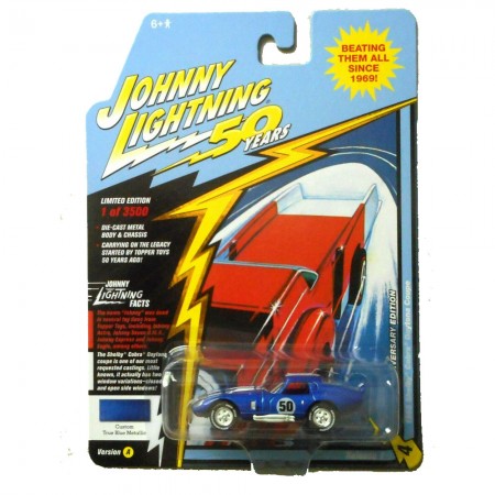 Carro Johnny Lightning 50 Years - Shelby Cobra Daytona Coupe 1965 - Escala 1/64 (jlcg018a)