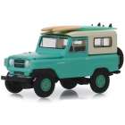CARRO GREENLIGHT THE HOBBY SHOP - NISSAN PATROL WITH SURF BOARDS 1969 - ESCALA 1/64 (97070-C)