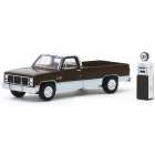 Carro Greenlight The Hobby Shop - Gmc 2500 High Sierra With Vintage Gas Pump 1984 - Escala 1/64 (97080-d)