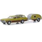 CARRO GREENLIGHT HITCH & TOW - OLDSMOBILE VISTA CRUISER 1971 AND TEARDROP TRAILER - ESCALA 1/64 (32170-A)