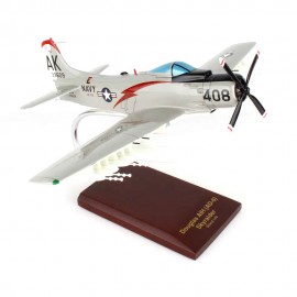 Aviao Daron A1h Ad6 Skyrider Usn Aa1nt C3040-mogno Escala 1/40